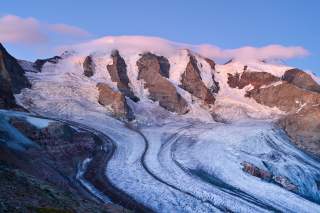 Morgenstimmung an hohem Berg mit Gletscher