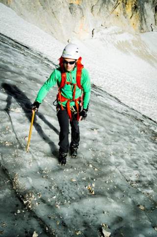 Gletscherausrüstung - Vor dem Gletscher bereits Ausrüstung anlegen. Pickel, Helm, Handschuhe, Steigeisen und Klettergurte. Hauptroute nicht verlassen!