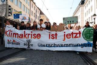 Junge Menschen mit Banner protestieren.