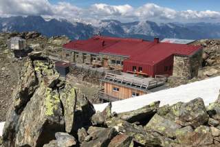 Hütte in alpiner Landschaft