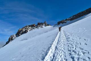 Gran Paradiso, mehrere Menschen auf dem Weg zum Gipfel Gran Paradiso, mehrere Menschen auf dem Weg zum Gipfel