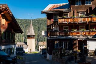 Blick in Dorfkern mit Hotel