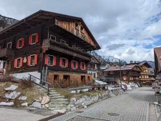 Dorf mit traditionellen alten Holzhäusern