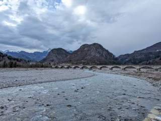 Wildfluss in grauer Frühjahrsstimmung