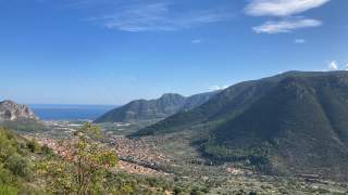 Blick über griechische Landschaft, Berge und aufs Meer