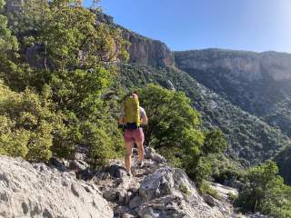 Frau wandert durch griechische Landschaft