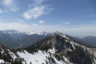 Begehen riskant: Nordseitige Altschneefelder am Laubeneck. Foto: DAV/Nadine Ormo