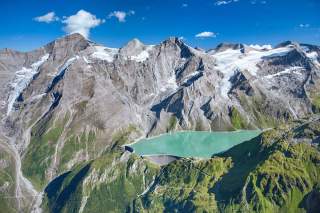 Stausee vor Berggruppe