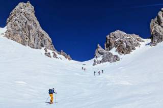 Skitourengeher beim Anstieg zur Grünsteinscharte.