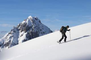 Skitourengeher auf der Grünsteinumfahrung in der Mieminger Gruppe