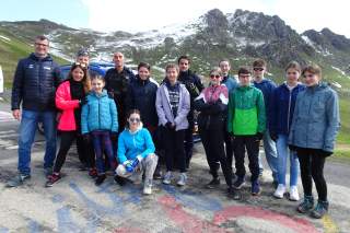 Gruppenbild Schülergruppe auf einer Passstraße