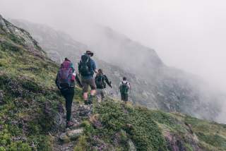 Eine Wandergruppe in den Bergen, Nebel zieht auf