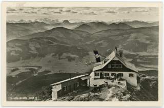 Historisches Bild von Berghütte mit Hakenkreuzfahne
