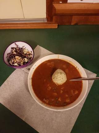 Teller mit Gulaschsuppe und Knödel