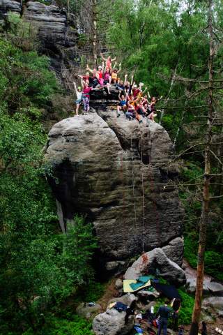 Gruppe Frauen auf Felsen in der Sächsischen Schweiz