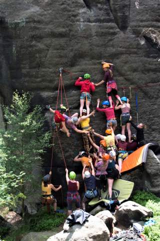 Frauen bauen Pyramide an Fels in der Sächsischen Schweiz