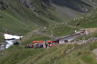 Hütte neben Bergbach