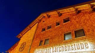 Beleuchtete Fassade des DAV-Haus Obertauern