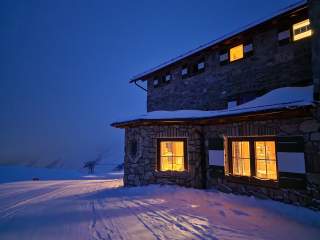 Gemütlich: die Dresdner Hütte bei Nacht.