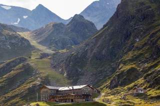 Im Hintergrund der Hütte die Daunscharte.