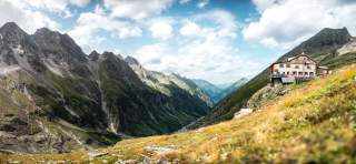 Hütte mit Bergwiese
