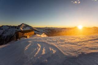 Das Hannoverhaus im Sonnenaufgang.