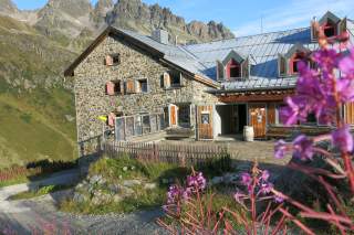 Jamtalhütte Frontansicht im Sommer