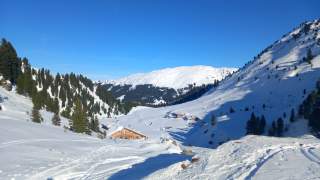 Die Bamberger Hütte von Süden aufgenommen, im Hintergrund die Kuhwildalm.