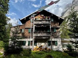 Die Reintalangerhütte von Westen aufgenommen.