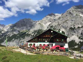 Eine Hütte in Hochgebirgslandschaft