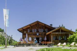 Die Terrasse der Tutzinger Hütte lädt zum Verweilen ein.