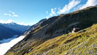 Die Warnsdorfer Hütte auf 2.324m.