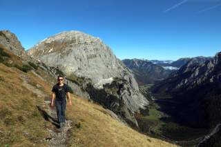Bergwanderer am Hahnkampl über dem Falzthurntal.