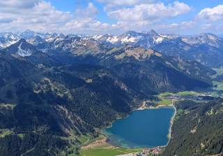 Blick von der Roten Flüh auf den Haldensee und die Allgäuer Alpen.