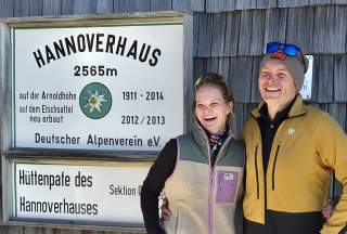 Julia und Sebastian vor den Hannoverhaus
