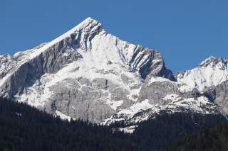 Ein schneebedeckter, pyramidenförmiger Berg
