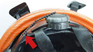 Helm mit gebrochenem Verstellmechanismus.