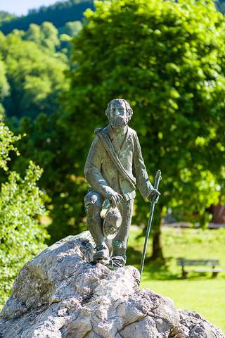 Statue des bekannten Bergführers Johann Grill, genannt der Kederbacher