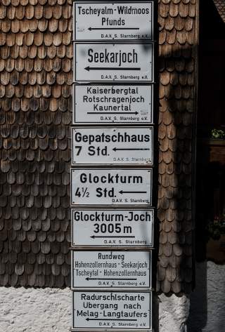 Schilder am Hohenzollernhaus.