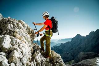 Man hängt sich am Klettersteig ein