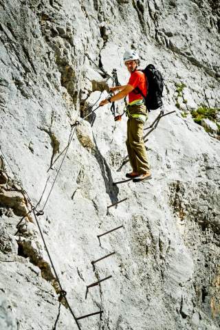 Mann an Klettersteig