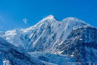Gletscher, Naturgefahren und Klimawandel Blick auf eisbedeckten Siebentausender im Himalaja
