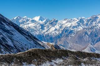 Zwei Menschen wandern im Himalaja