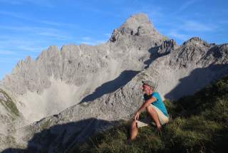 Wanderer auf dem Wiedemerkopf vor dem mächtigen Hochvogel.