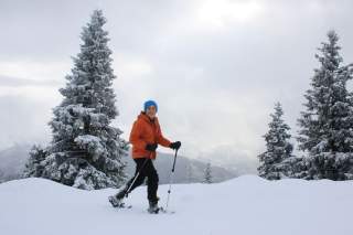 Schneeschuhwanderer am Hirschhörndlkopf in den Bayerischen Voralpen.