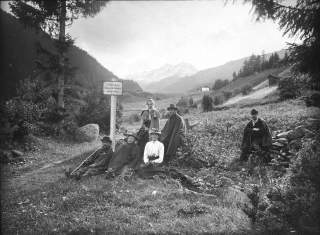 Historische Wandergruppe am Berg