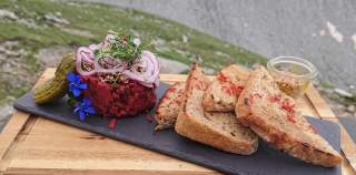 Rote Bete Tatar mit getoasteten Brotecken