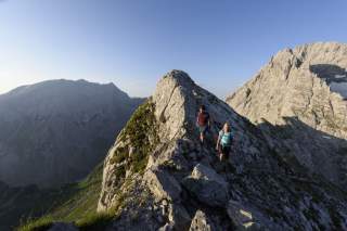 Wandernde auf gebirgigem Weg