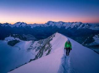 Mensch auf Hochtour in Abendstimmung