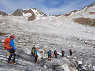 Gruppe läuft am Seil über Gletscher